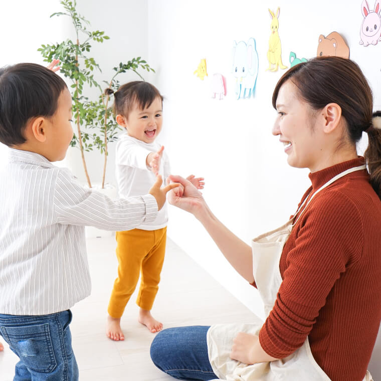 女性と園児