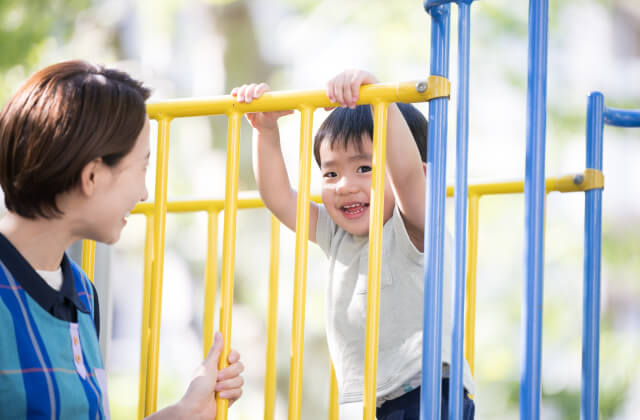 公園で遊ぶ子供