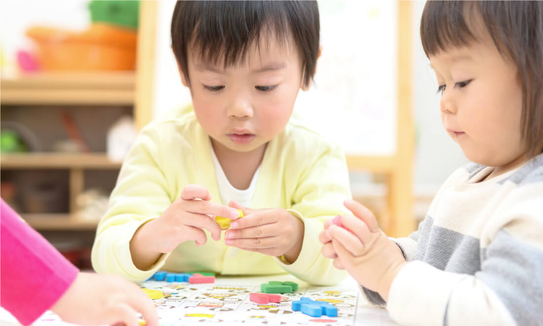 おもちゃで遊ぶ園児