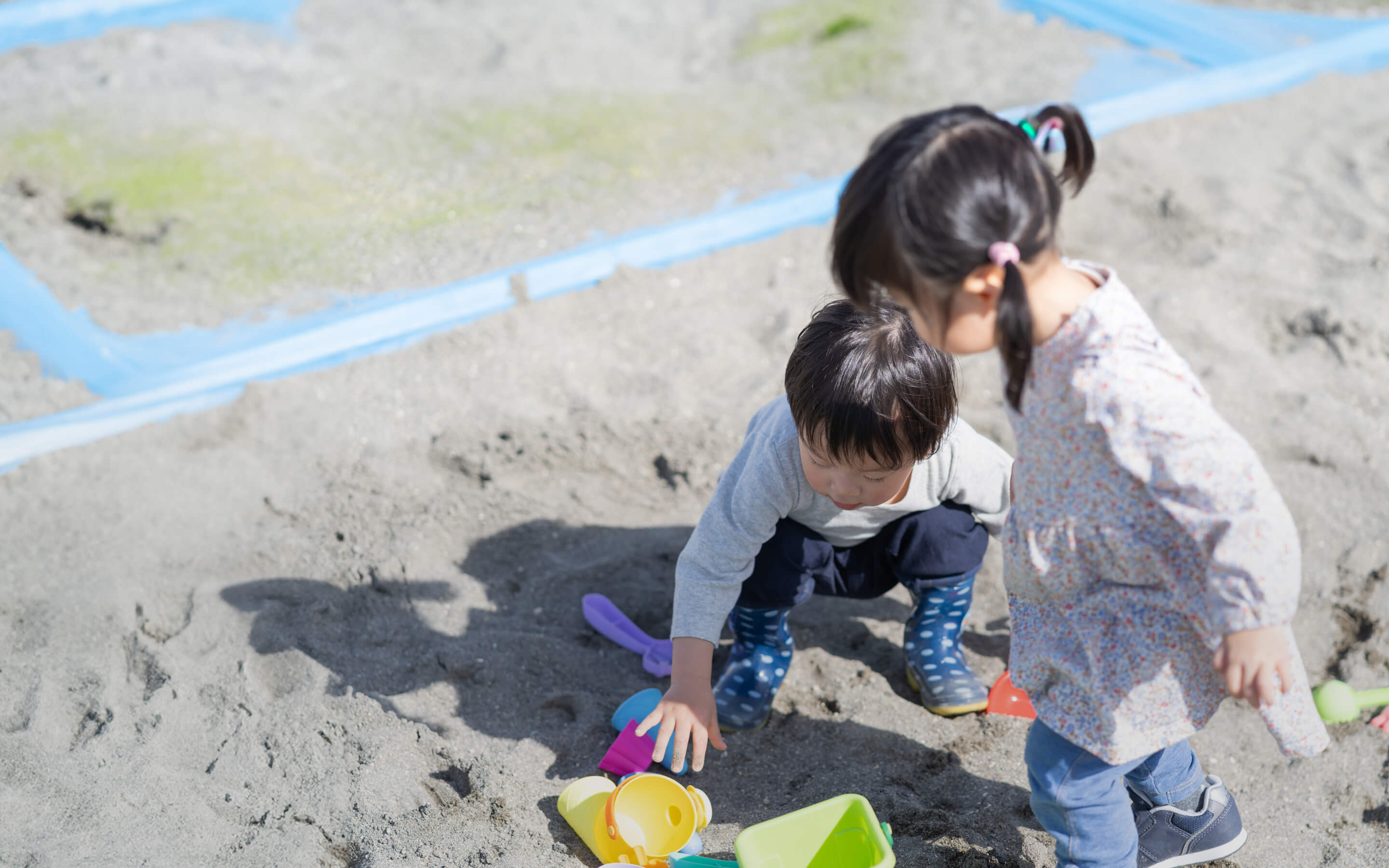 砂場で遊ぶ子供たち