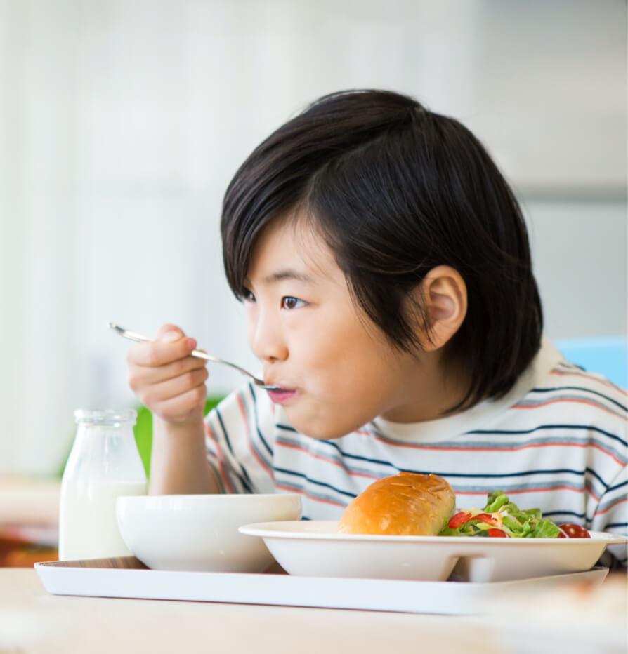 給食を食べる園児