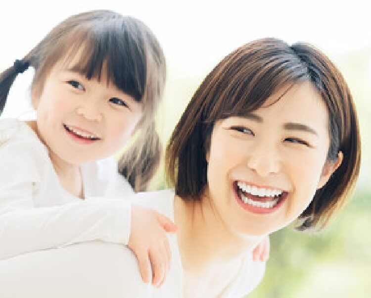 子供をおんぶする女性