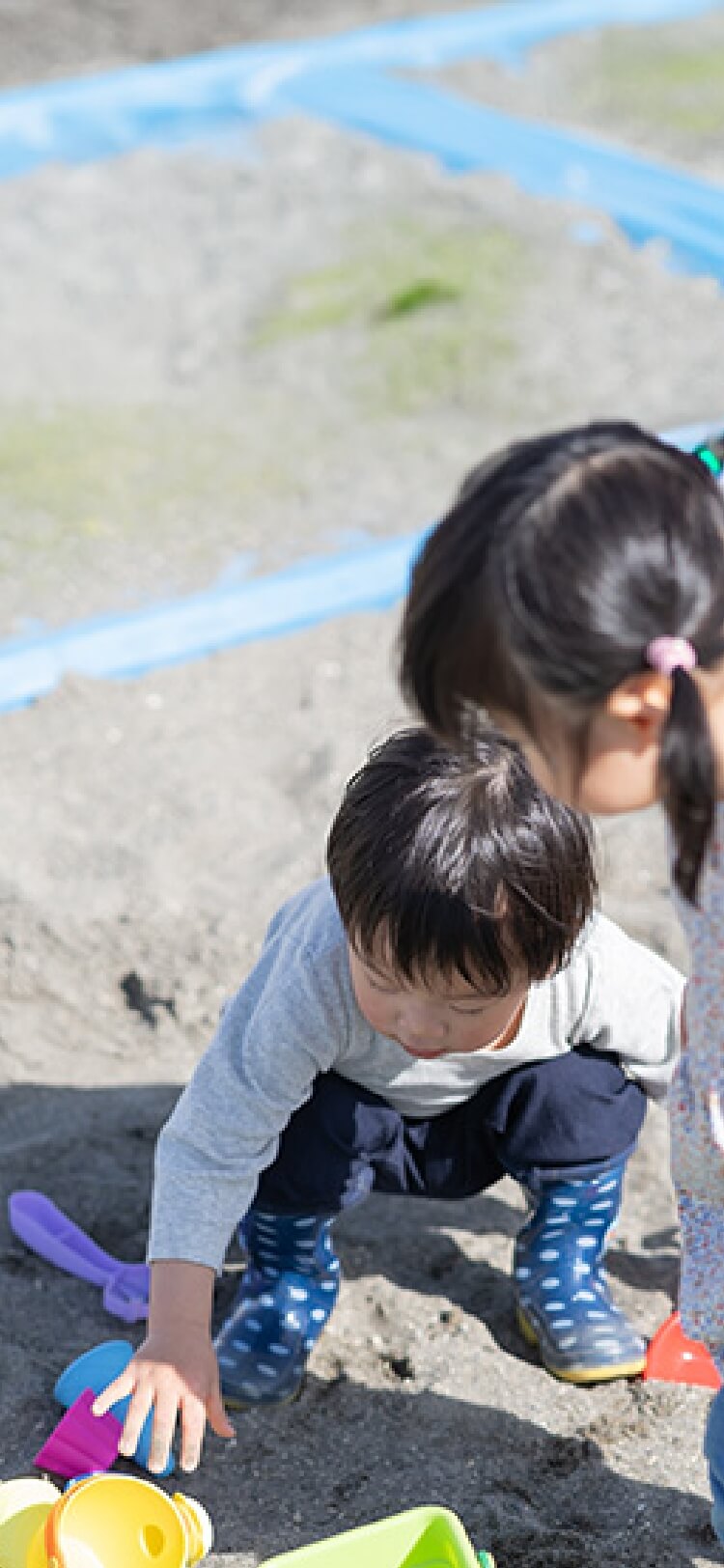 砂場で遊ぶ子供たち